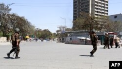 نیروهای امنیتی افغان در نزدیکی وزارت مخابرات افغانستان جایی که روز شنبه هدف حمله مهاجمان مسلح قرارگرفت. April 20, 2019
