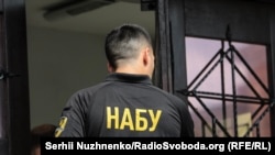Співробітник НАБУ під час обшуків в Окружному адміністративному суді Києва, 26 липня 2019 року