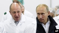 Yevgeny Prigozhin (left) with Russian President Vladimir Putin (file photo)