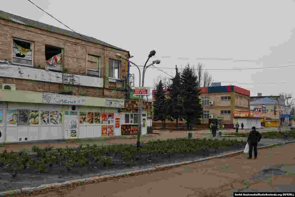 Місто потрохи оживає, з&#39;являються люди, які на &laquo;кравчучках&raquo;, велосипедах чи в руках везуть й несуть воду, продуктові набори. Неподалік працює стихійний ринок, звичайний ранок звичайного провінційного містечка, яких безліч в Україні, лише близькі звуки вибухів говорять про зворотне