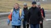 Президент Садыр Жапаров (справа) и внешний управляющий рудником Тенгиз Болтурук на месторождении Кумтор. Июнь 2021 года. 