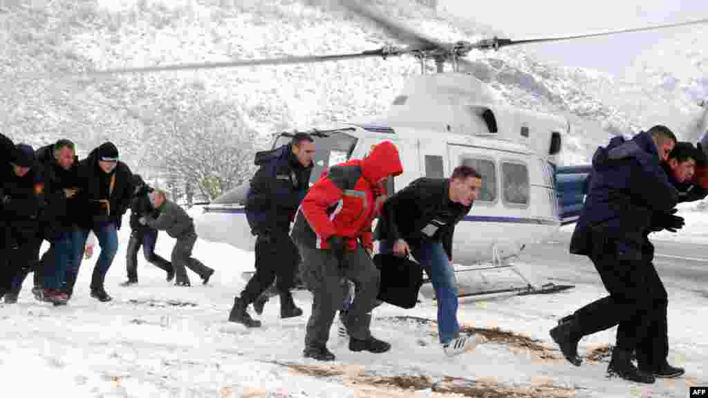 Crna Gora - Zbog velike količine snježnih padavina u blizini Kolašina evakuirani putnici zaglavljenog voza, 13. februar 2012.