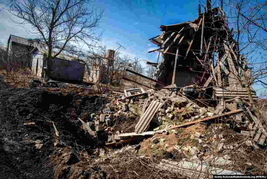 Зруйнований будинок і воронка від &laquo;приходу&raquo; снаряду калібром 152-мм