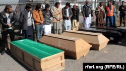 تصویر آرشیف: تابوت های اجساد سه تن از افغانهای که در مسیر مهاجرت به ترکیه جان داده و به کابل منتقل شده اند