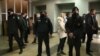 «Загинуло 15 тисяч людей, як ви можете сюди прийти?!» Перша сесія міськради у Слов'янську почалася зі скандалу (рос.)