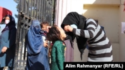 یکی از واکسیناتوران زن که در کمپاین تطبیق واکسین حضور دارد