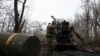 Артилерист із 3-ї оперативної бригади НГУ «Спартан» готується відкрити вогонь із самохідної гаубиці «Богдана», Донецька область, 6 квітня 2025 року