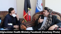 حکیم الکوزی طبیب یونانی (راست) حین صحبت با اعضای هیئت اعزامی وزارت صحت عامه در کلینیکش در کابل.