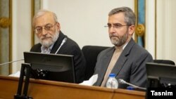 علی باقری، معاون امور بین‌الملل قوه قضائیه ایران (سمت راست)