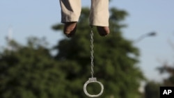 تصویر از صحنه اعدام یکی از مخالفین جمهوری اسلامی ایران در شهر قزوین