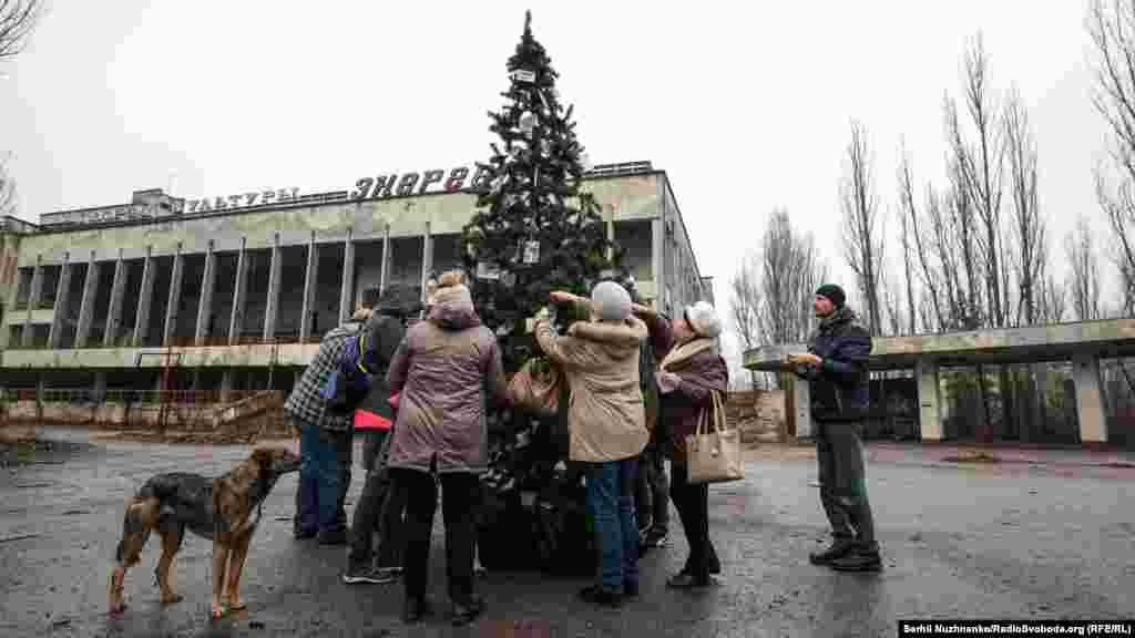 25 грудня, на Різдво, до Прип&#39;яті у Зону відчуження приїхали 18 колишніх жителів цього виселеного міста, щоб прикрасити новорічну ялинку, встановлену тут уперше за останні 33 роки. 