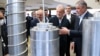 Predsjednik Irana Masud Pezeshkian (drugi s desna) i šef Iranske organizacije za atomsku energiju Mohammad Eslami (desno) na Nacionalnom danu nuklearne tehnologije u Teheranu 9. aprila.