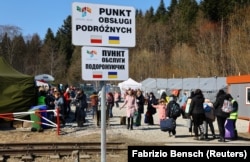 Українські біженці прибувають до прикордонного пункту пропуску в Кросценко, Польща, 2022 рік