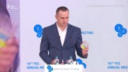 Сенцов передав Зеленському символічну банку. Виступ на YES – відео