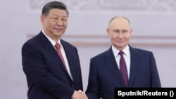 Голова Китаю Сі Цзіньпін (л) і президент РФ Володимир Путін, Москва, 8 травня 2025 року