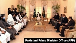 پاکستانی وزیراعظم عمران خان له طالب پلاوي سره د لیدو پر مهال: ۲۰۲۰، ۱۸م ډیسېمبر