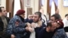 Сотрудники полиции применяют силу против оппозиционных членов муниципального совета Еревана, 31 января 2025 года.