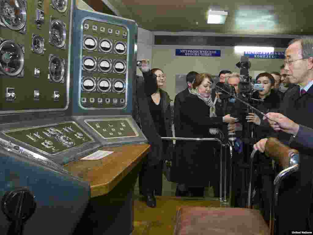 БҰҰ бас хатшысы Пан Ги Мун Семей полигоны музейінде, ядролық сынақтарды басқару пунктінде тұр. Шығыс Қазақстан облысы, Курчатов, 6 сәуір 2010 жыл. &nbsp;