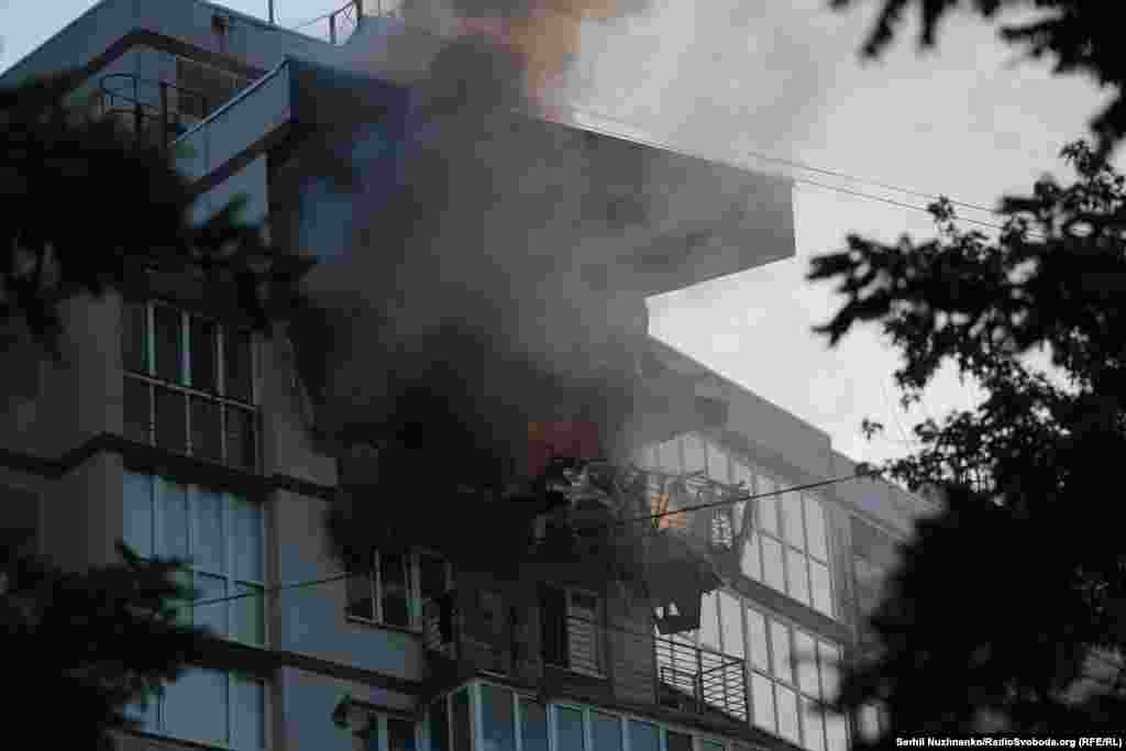 Пожар в одном из зданий в Киеве, ставших объектами ночной атаки