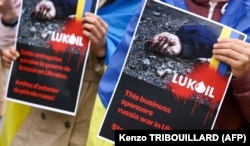 Акция в поддержку бойкота российской нефтяной компании «ЛУКОЙЛ» в Брюсселе, май 2022 года.