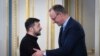 Ukrajinski predsjednik Volodimyr Zelenski (lijevo) i predsjedavajući njemačke Krišćansko-demokratske partije (CDU) Friedrich Merz rukuju se tokom sastanka u Kijevu 9. decembra 2024.