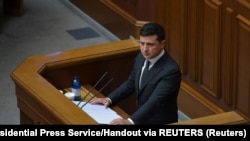 Президент Володимир Зеленський під час виступу в парламенті заявив, що Україна не зможе зупинити збройний конфлікт на Донбасі без прямих переговорів з Росією