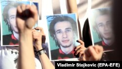Demontranti u Banjaluci drže sliku Davida Dragičevića