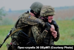 Командувач морської піхоти Юрій Содоль (праворуч) під час випробувань на право носити берет морпіха. 8 травня 2018 року