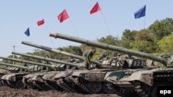 Бойовик угруповання «ДНР» стоїть на танку під час танкових навчань поблизу Тореза, Донецька область, квітень 2016 року