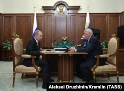Президент Росії Володимир Путін (ліворуч) зустрічається з головою державного конгломерату «Ростех» Сергієм Чемезовим у Москві в липні 2019 року. Чемезов працював з Путіним, коли вони обидва були офіцерами КДБ у Дрездені в 1980-х роках