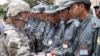ABŞ hərbçisi təlimi başa vuran əfqan polis zabitləri ilə əl sıxır. 2008