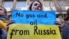 Під час акції на підтримку України біля посольства Німеччини в Бельгії. Брюссель, 11 березня 2022 року. На плакаті напис англійською: «Ні газу і нафті з Росії!»