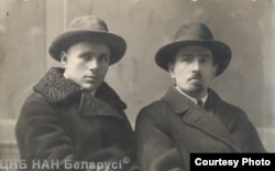 Гаўрыла Гарэцкі і Сьцяпан Некрашэвіч – правадзейныя чальцы Інбелкульту. Менск, лістапад 1926 г.