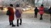 Аялдамада турган окуучулар, Бишкек