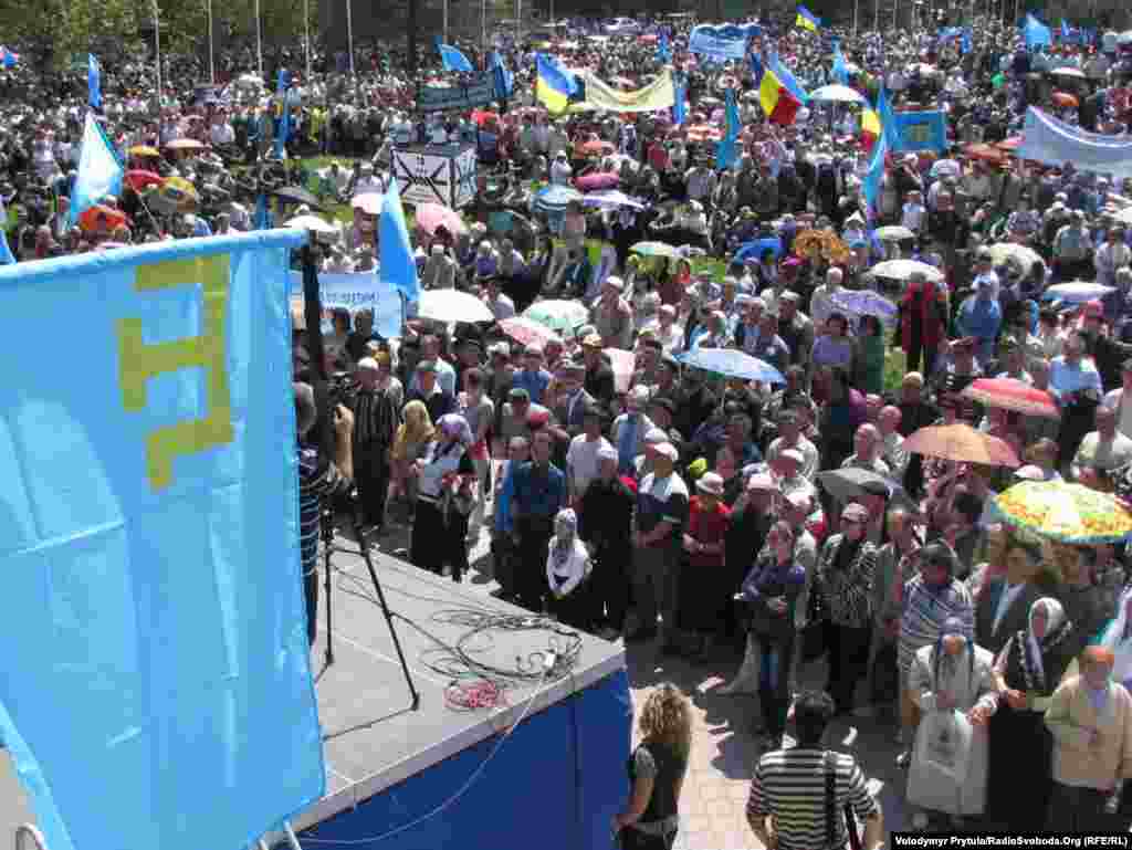 Мітингувальники тримають національні прапори кримських татар, прапори України, транспаранти кримськотатарською, російською і українською мовами, серед яких: «Кримові – статус кримськотатарської національно-територіальної автономії у складі України», «Поновлення прав кримськотатарського народу – під егіду міжнародного співтовариства», «Відновлення освіти кримськотатарською мовою – порятунок від асиміляції», «Вимагаємо визнання депортації 18 травня 1944 року геноцидом кримськотатарського народу».