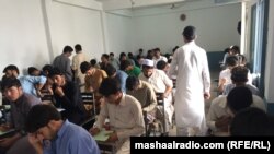 د قبایلي سیمو زده کوونکي د مقابلې په امتحان کې شریک دي