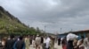 د پاکستان او افغانستان ترمنځ هره ورځ په سلګونه ګاډي او په زرګونه مسافر نه یوازې ځي راځي بلکې پر پاسپورټونو د وتو او ننوتو ټاپو لګولو لپاره په قطارونو کې ولاړ وي.(انځور: ارشیف)