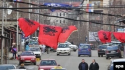 Albanske i srpske zastave u Mitrovici, mart 2011.