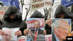 Ukrainian small-business owners have camped out in front of the parliament building in Kyiv to protest against the new Tax Code.