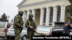 Російські військові в аеропорту Сімферополя, лютий 2014 року