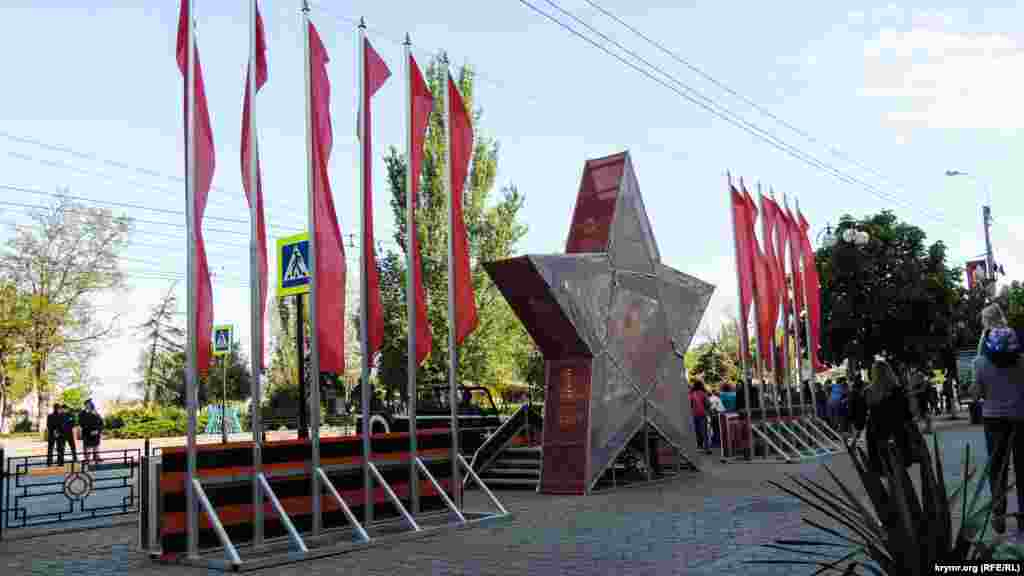  Главную трибуну, мимо которой пройдет военный парад, установили напротив гостиницы «Керчь». Трибуну украшает красная звезда – символ российской армии.