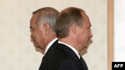 Uzbek President Islam Karimov (left) and Russia's then-president and current prime minister, Vladimir Putin, toast the good times in 2004.