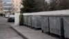Мусорные контейнеры в столичном микрорайоне, Ашхабад, январь, 2020 