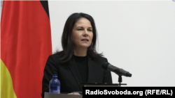 Міністерка Анналена Бербок сказала Ван Ї, що «зростаюча підтримка Китаєм війни Росії проти України має вплив на наші відносини».