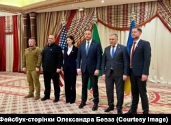 Представники української делегації на чолі з головою офісу президента Андрієм Єрмаком (у центрі) на переговорах зі США у Джидді. Олександр Бевз перший праворуч. Саудівська Аравія, 11 березня 2025 року.