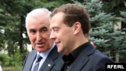 Поездка Леонида Тибилова в Москву началась почти втайне от общественности, только спустя два дня появилось официальное подтверждение визита. По некоторым данным, югоосетинского лидера пригласили в Кремль в спешном порядке