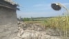 В этом дворе сегодня утром погиб 86-летний житель села. Фото гуманитарной мисси «Пролиска»