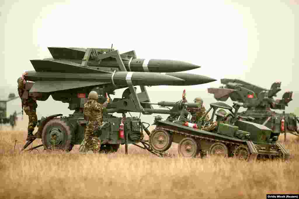 Зенітно-ракетні комплекси HAWK У заяві Державного департаменту США від 30 грудня повідомляється, що останній пакет озброєнь включатиме &laquo;боєприпаси для протиповітряної оборони&raquo;. Водночас AP стверджує, що Києву буде надано системи протиповітряної оборони HAWK. Ракетна система HAWK вперше надійшла на озброєння армії США в 1959 році. Ці ракети виявилися ефективними проти російських безпілотників &laquo;Шахед&raquo; іранської розробки, які рухаються з невеликою швидкістю