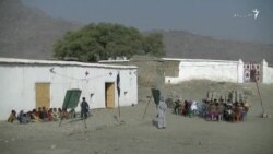 ماشومان تر شنه اسمان لاندې زده کړې کوي