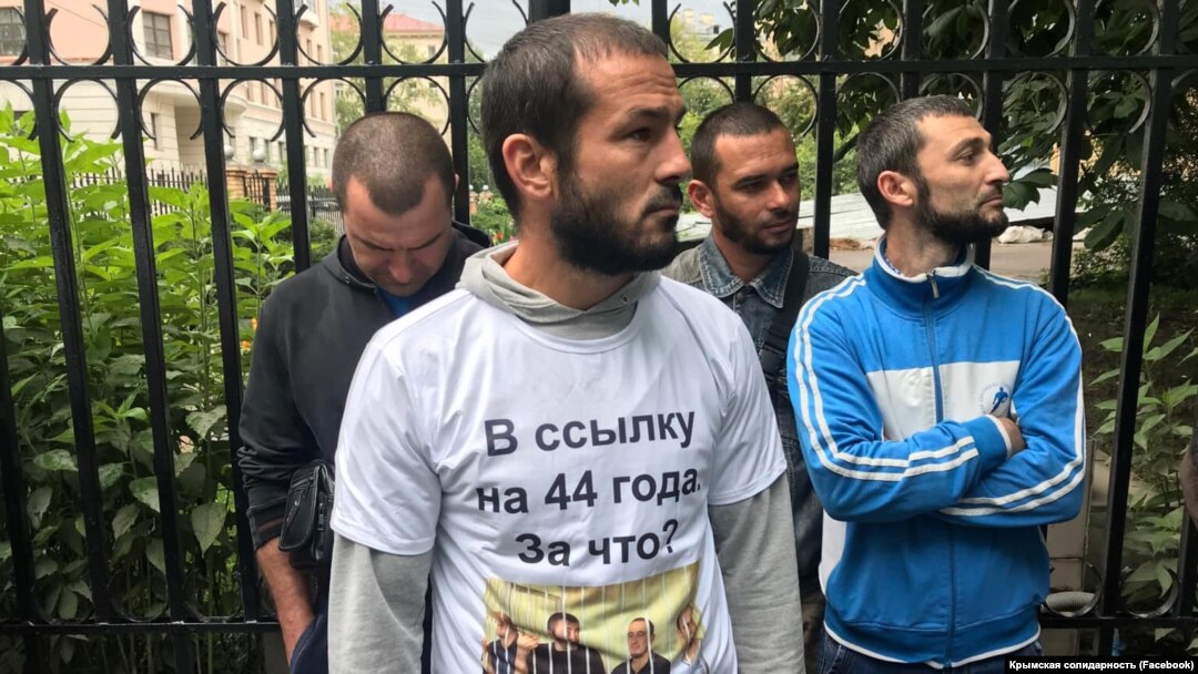 Акція підтримки кримських татар, засуджених у першій бахчисарайській «справі Хізб ут-Тахрір» біля будівлі Верховного суду Росії. Москва, 11 липня 2019 року
